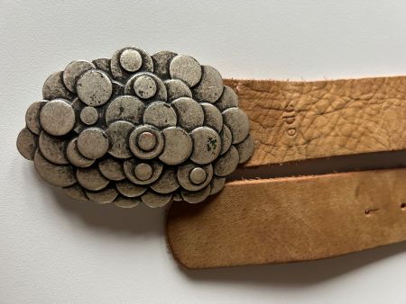 Hellbrauner Ledergürtel, mit silbernen Schnalle