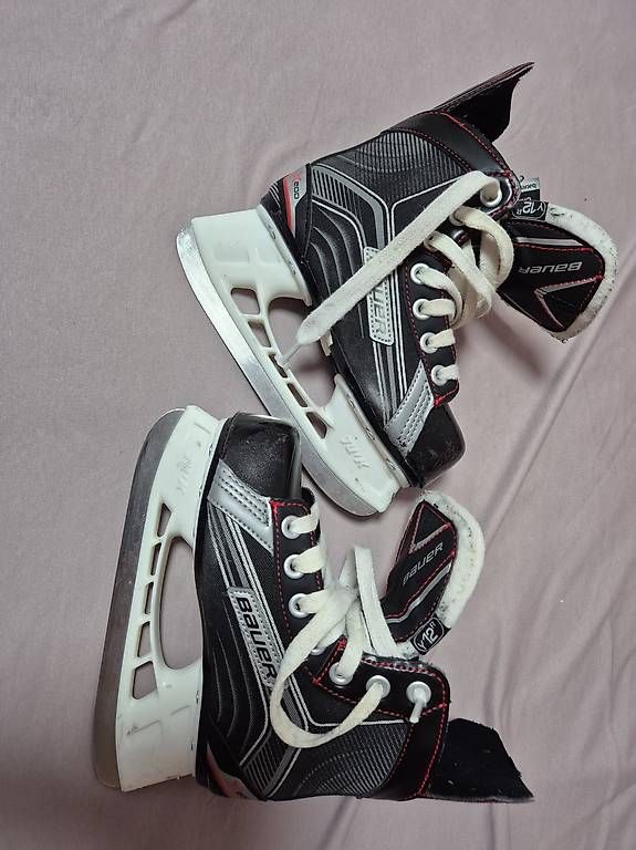 Patins à glace: Bauer Kinder-Eishockeyschlittschuhe  Grösse 31 – D'occasion à Glis par Lackyluke