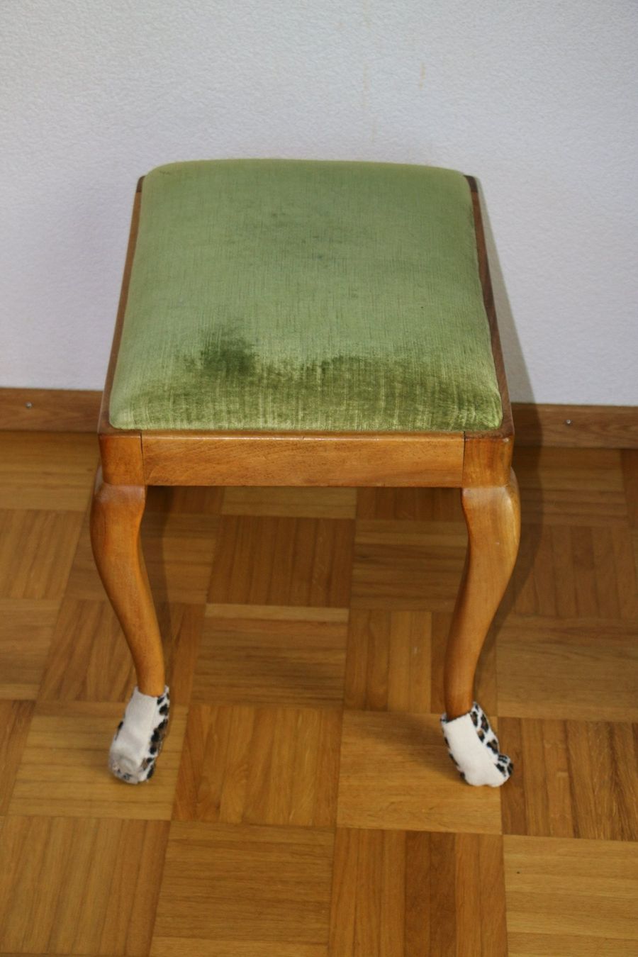 Sgabelli: antiker Hocker mit grünen Samtbezug – Usato da Luzern venduto da Simona15 5