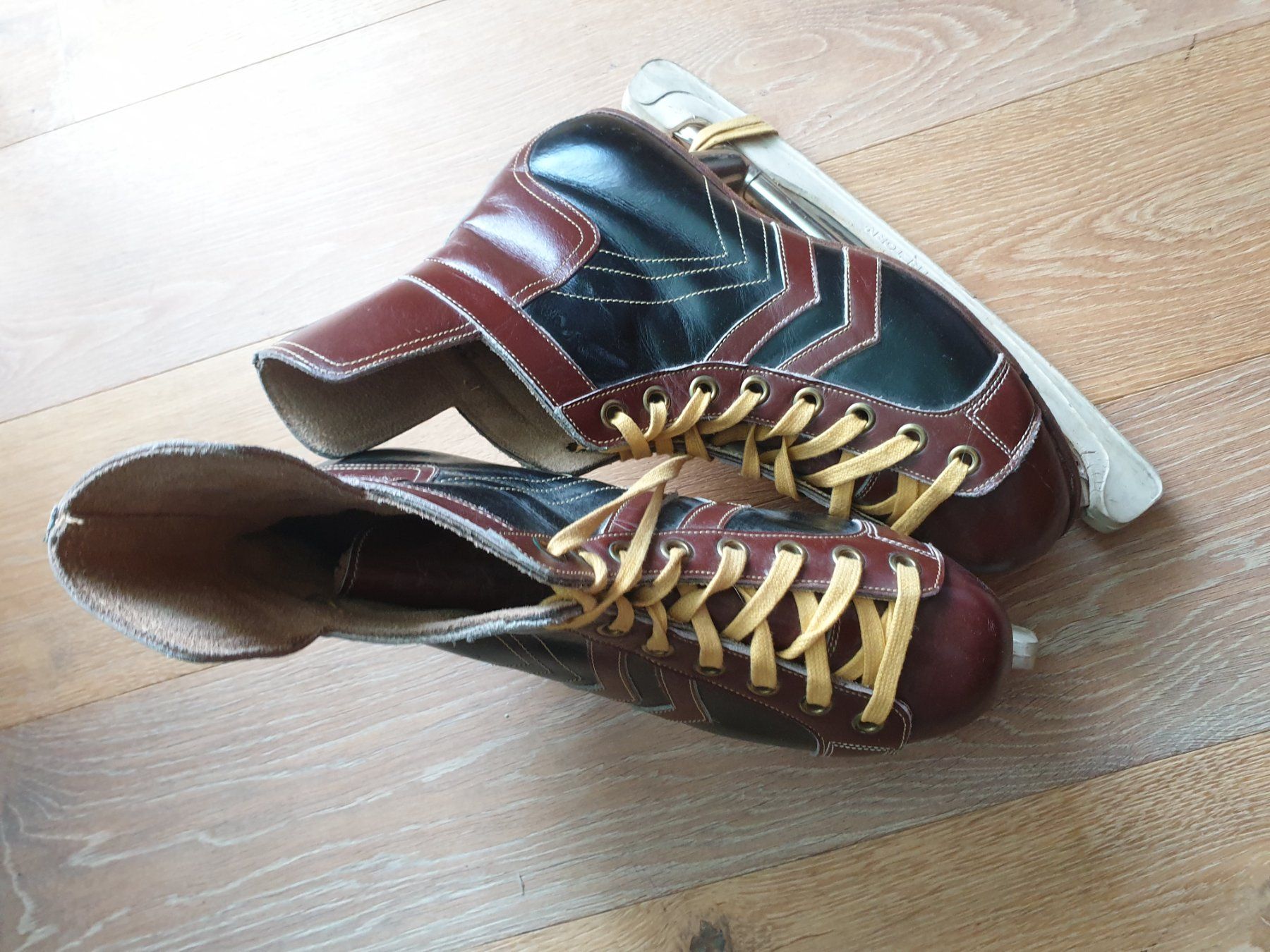 Pattini da ghiaccio: EISHOCKEY RETRO SCHUHE – Nuovo (secondo la descrizione) da St.Gallen venduto da EL03 1