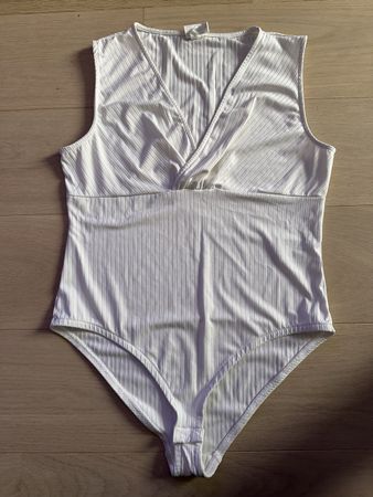 Joli body blanc ligné / rayé taille L décolleté cache-cœur /