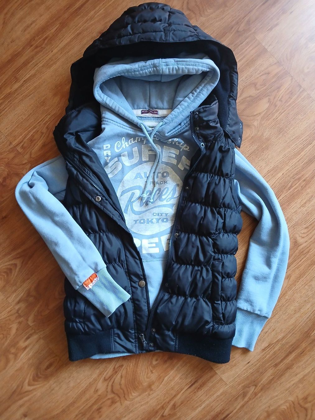 Gilet & Giacche senza maniche: Damen Weste Gr. M und Super Dry Pulli Gr. S – Usato da Niederried Interl venduto da Icespider