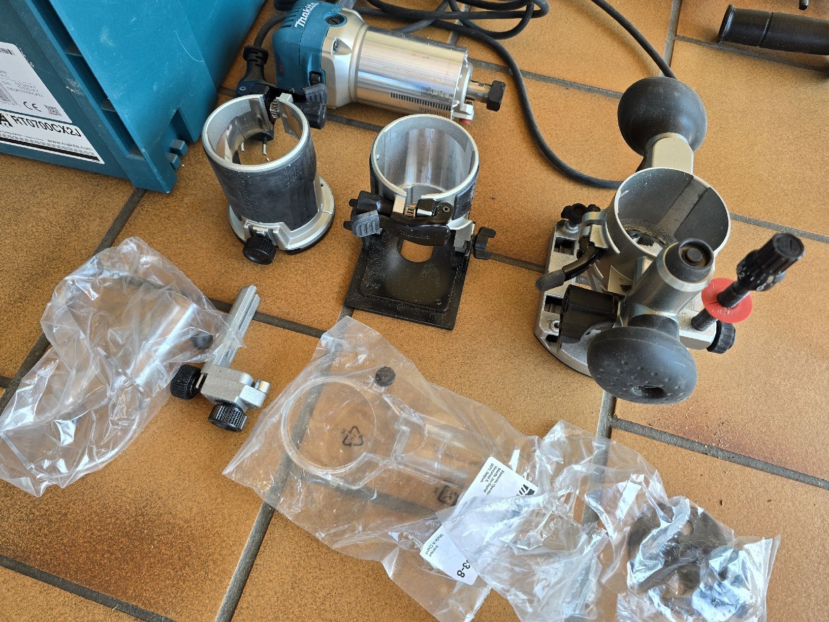 Makita Tutti gli attrezzi: Makita RT0700CX2J compact router set – Usato da Vevey venduto da Jys 3