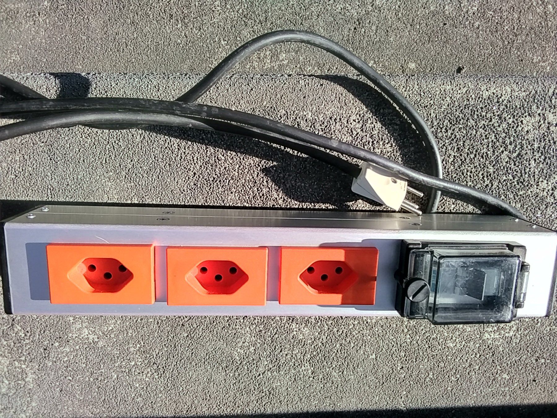 Stromzufuhr: Multiprises à disjoncteur – Gebraucht aus Courgenay von Lolam 2