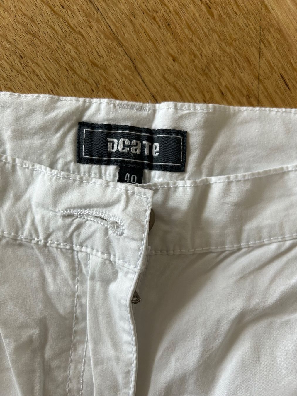 Pantaloni: Weisse Sommer Bermuda Shorts Gr. 40 – Usato da Emmen venduto da Carbru 1
