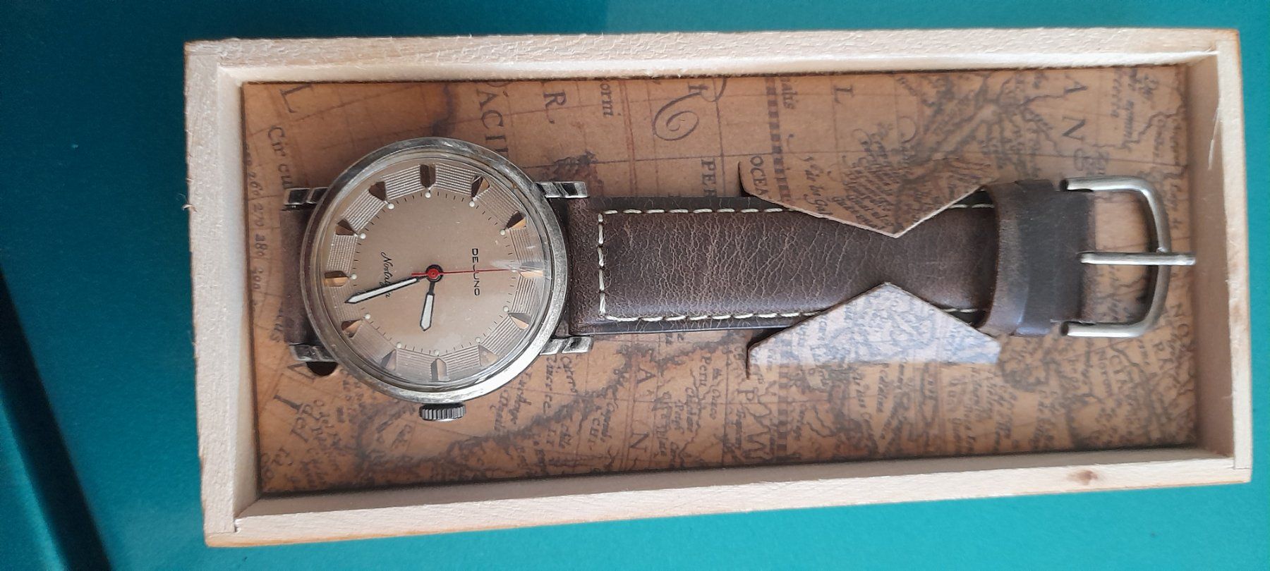 Orologi: DeJuno nostalgie Uhren 33 Stück an Lager – Nuovo e nell'imballaggio originale da Stetten AG venduto da 19487777