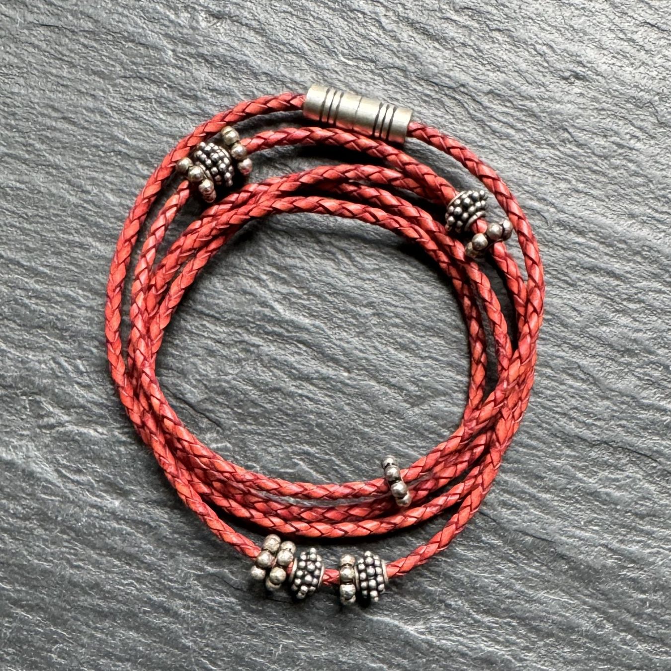 Bracciali & Braccialetti: Rotes Lederarmband mit silbernen Akzenten – Nuovo e nell'imballaggio originale da Stäfa venduto da Mofi8712