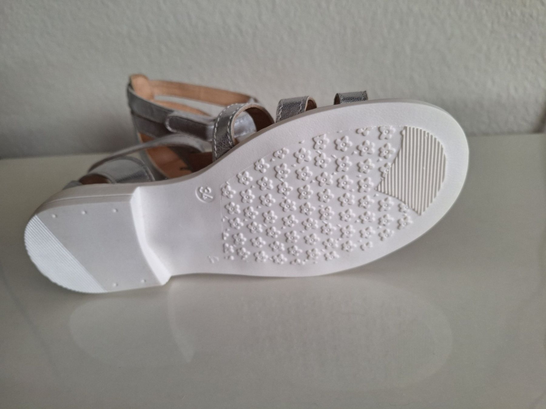 Scarpe per ragazze: Sommer Sandalen, silber, Gr. 34, Mädchen, NEU – Nuovo (secondo la descrizione) da Worb venduto da nfsolutions 3