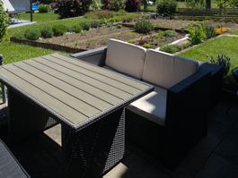 Gartenlounge aus Rattan mit Sitzbank, Tisch und Polstern