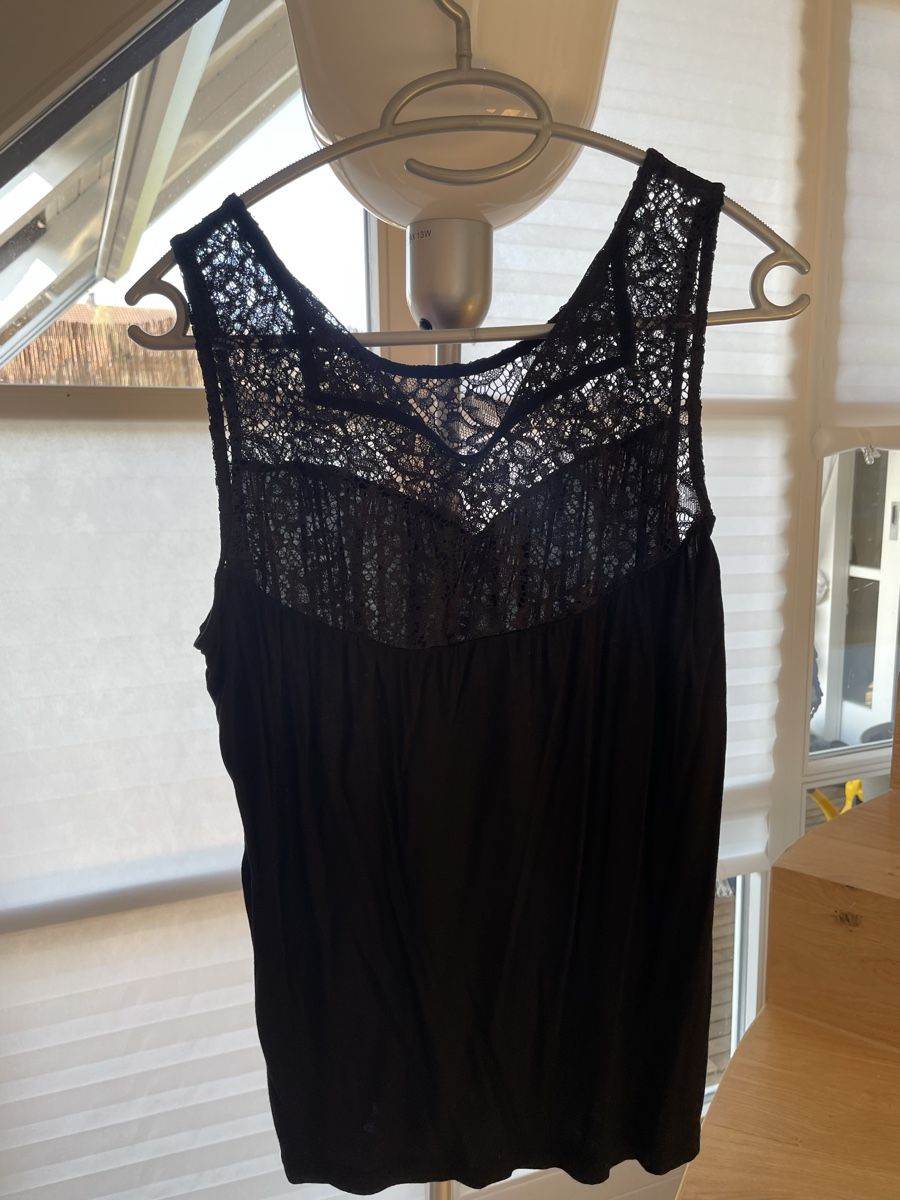 Top: Schwarzes Top mit Spitze, Grösse M – Usato da Aristau venduto da cherry-berry 2
