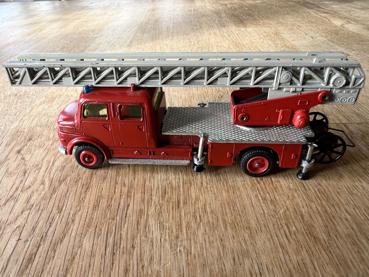 Siku Modellini d'auto: Feuerwehrdrehleiterwagen SIKU V261 – Usato da Meilen venduto da wehrluzern