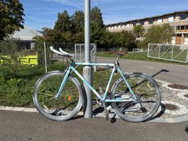 Vélo de route bleu clair et blanc état acceptable