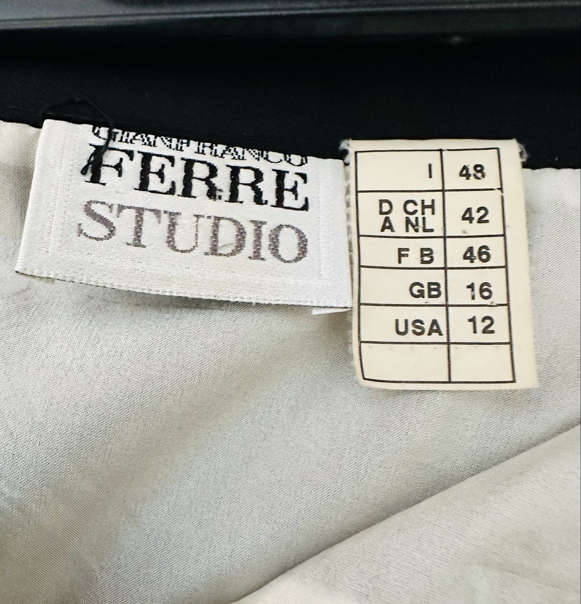 Lotti di vestiti: Tailleur Gianfranco Ferré nero taglia 42 EU – Usato da Cureglia venduto da myr_9v25 8