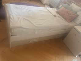 Cremeweisses Bett mit Stauraum inkl. Matratze