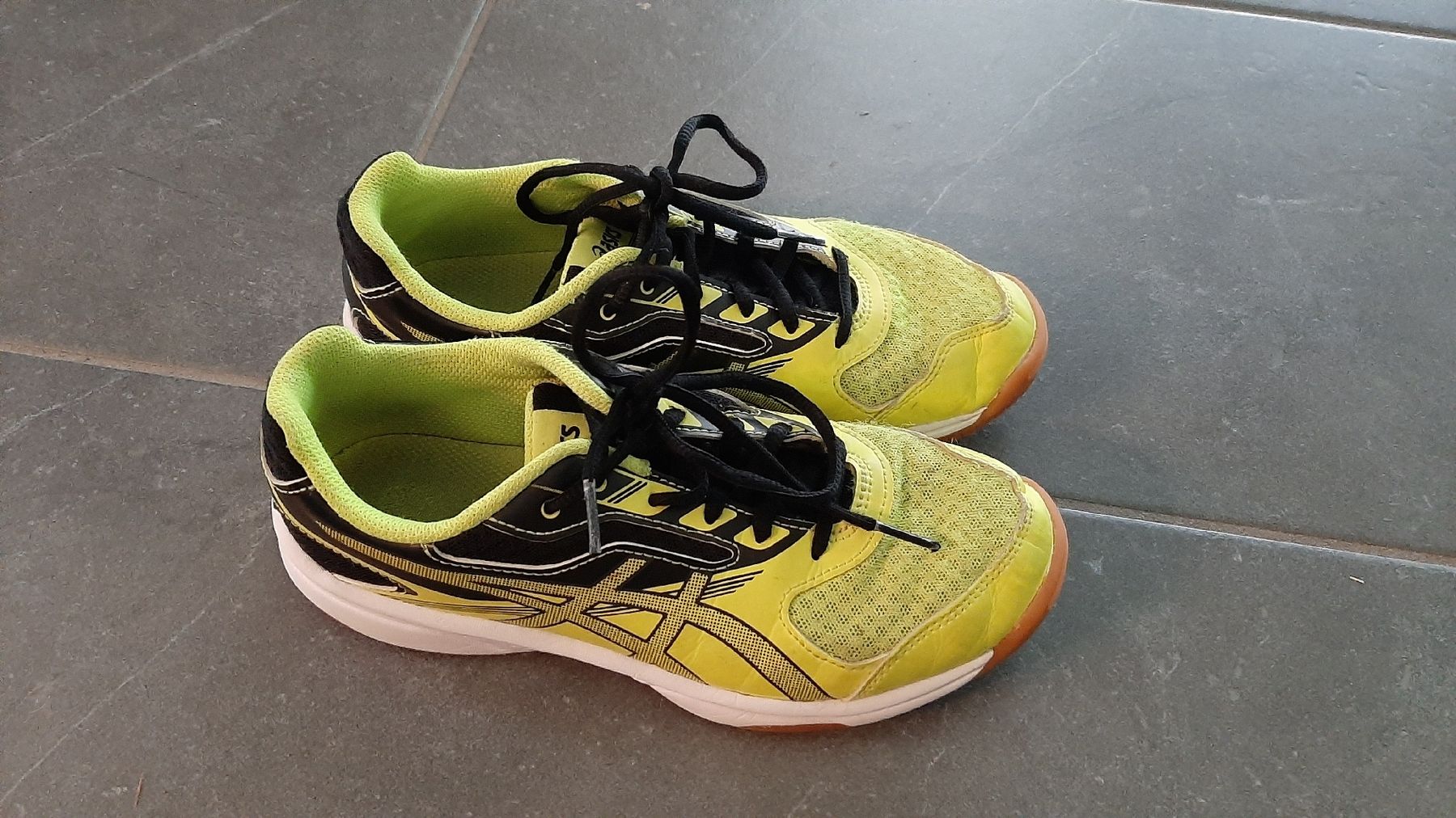 Asics Schuhe für Jungen: Asics Hallenschuhe Grösse 35.5 – Gebraucht aus Dübendorf von Luuuusmeitli12