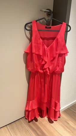 Damen Kleid Morgan rot mit Volants neuwertiger Zustand