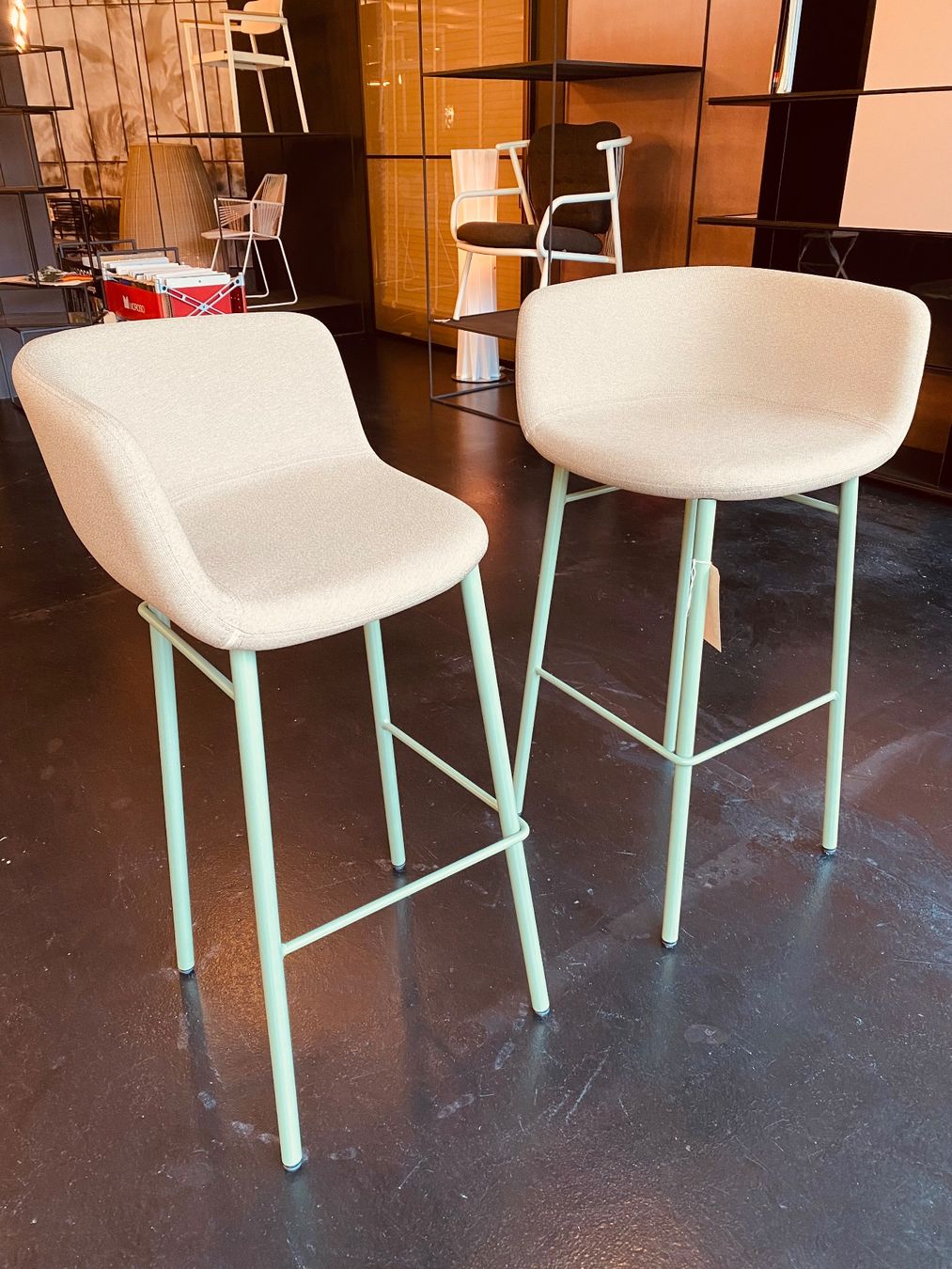 Seggioloni: 1 Paar gepolsterte Barstühle XOKO – Nuovo (secondo la descrizione) da Horgen venduto da StudioSferaAG