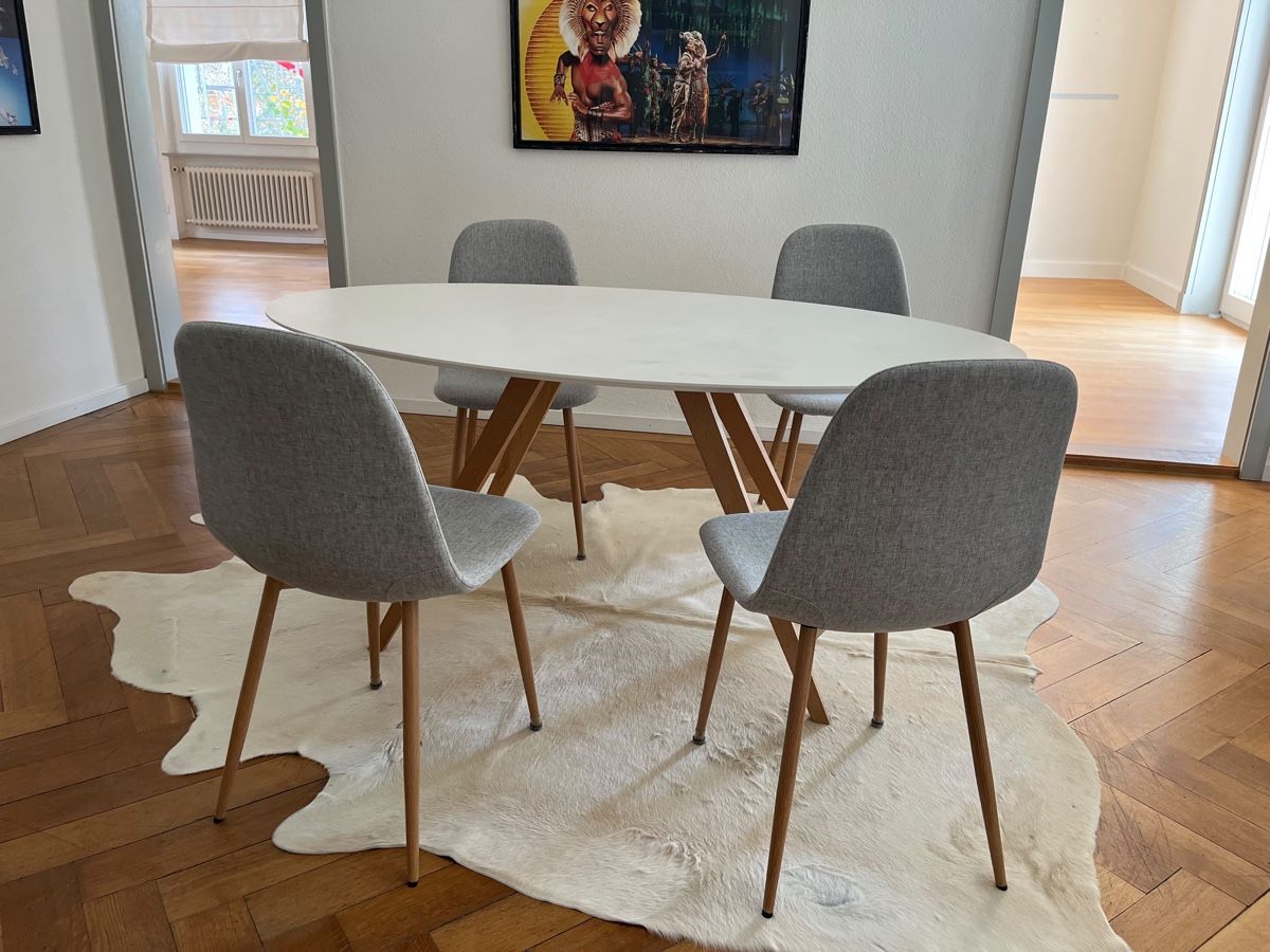 Tavoli: Designertisch, weiss oval mit Holzbeinen – Usato da Kloten venduto da Eilahtan77 1