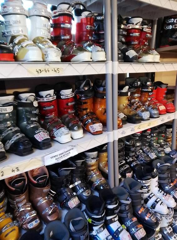 Skis: Chaussure de ski, ski, raquettes, casques, bâtons... – D'occasion à Leysin par Liquidation-404 1