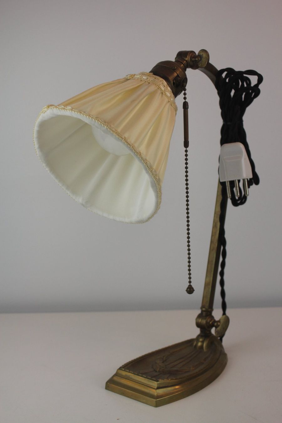 Lampade: Vintage Schreibtischlampe Messing mit Stoffschirm – Usato da Basel venduto da IRMAundFRED