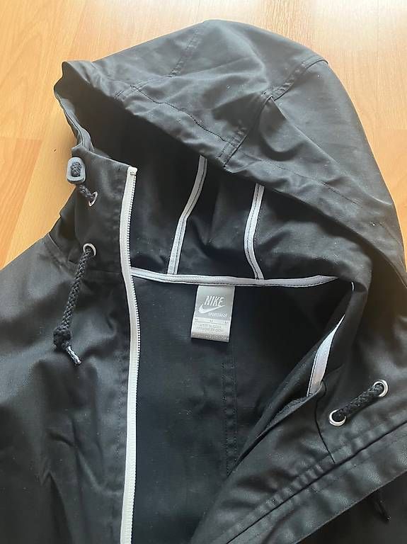 Giacche: Nike Jacke Medium Black – Usato da Wilen b. Wollerau venduto da romanwaser 1