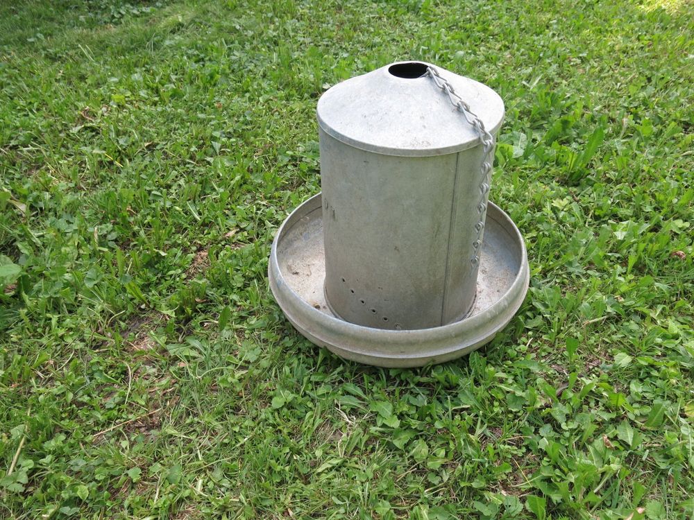 Produktbild von KONIDUN Hängender Hühner-Futterspender 16,5 Cm – Edelstahl Mit 4 Ketten, Für Gemüse & Obst