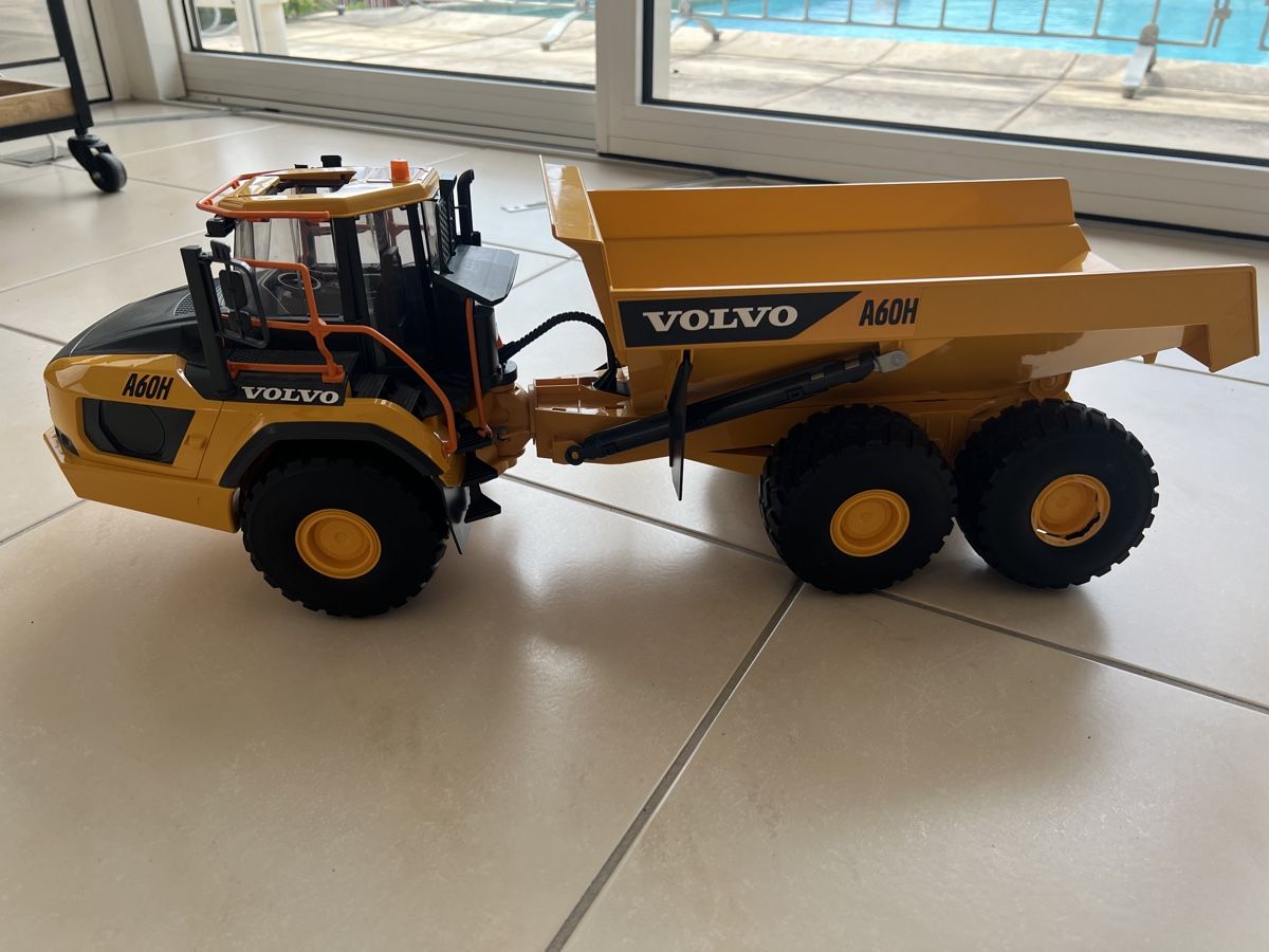 Bruder Jouets: Bruder Dumper Volvo – Défectueux à Tenniken par wueeey456
