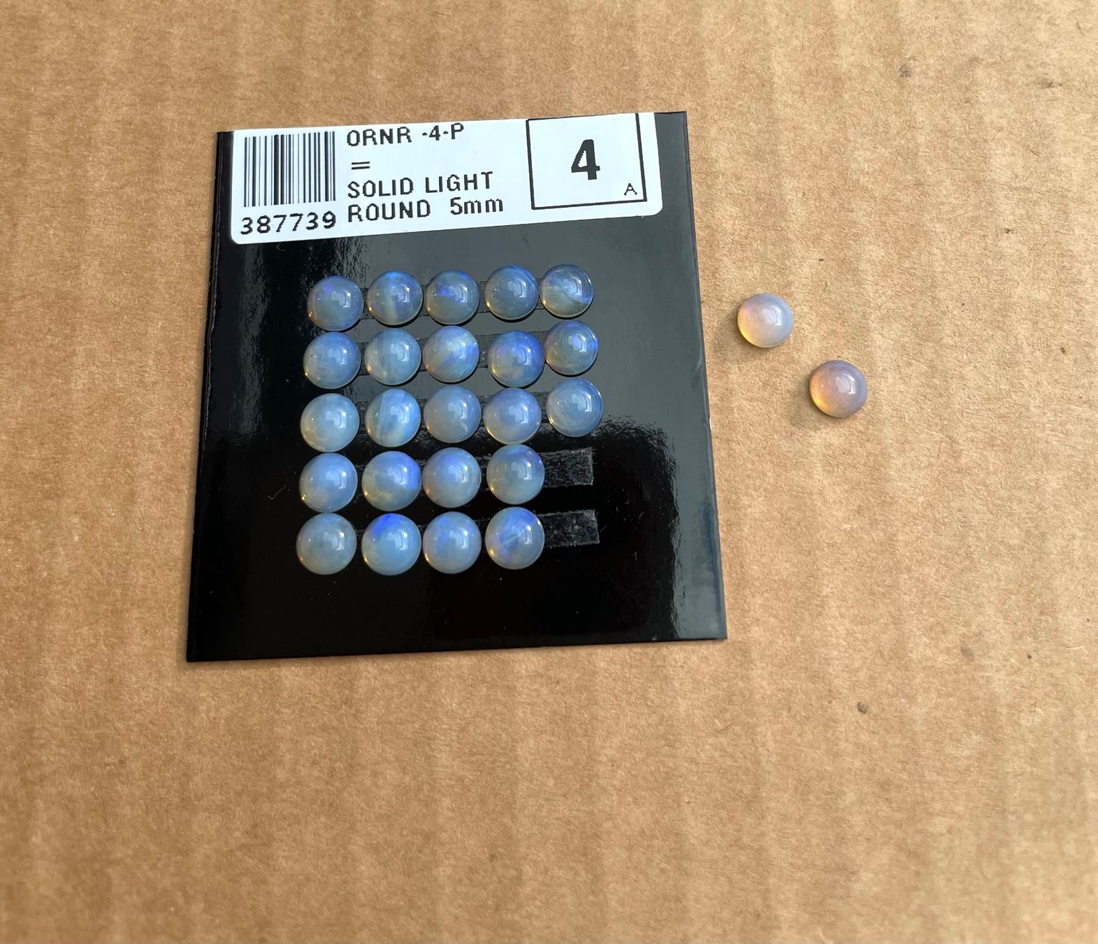 Fossili: 25  Stk  Cabochons Opal   rund 5mm   echt winzig neu   SET – Nuovo e nell'imballaggio originale da Leuggern venduto da gemshow 4