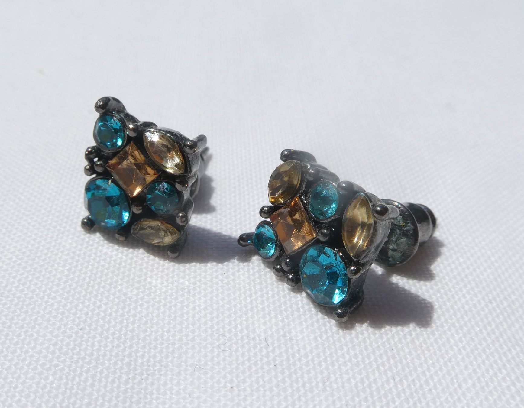 Ohrringe & -stecker: Ohrstecker mit bunten Strasssteinen, Modeschmuck – Gebraucht aus Gattikon von kaandooh