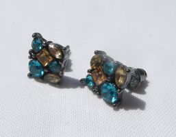 Ohrstecker mit bunten Strasssteinen, Modeschmuck