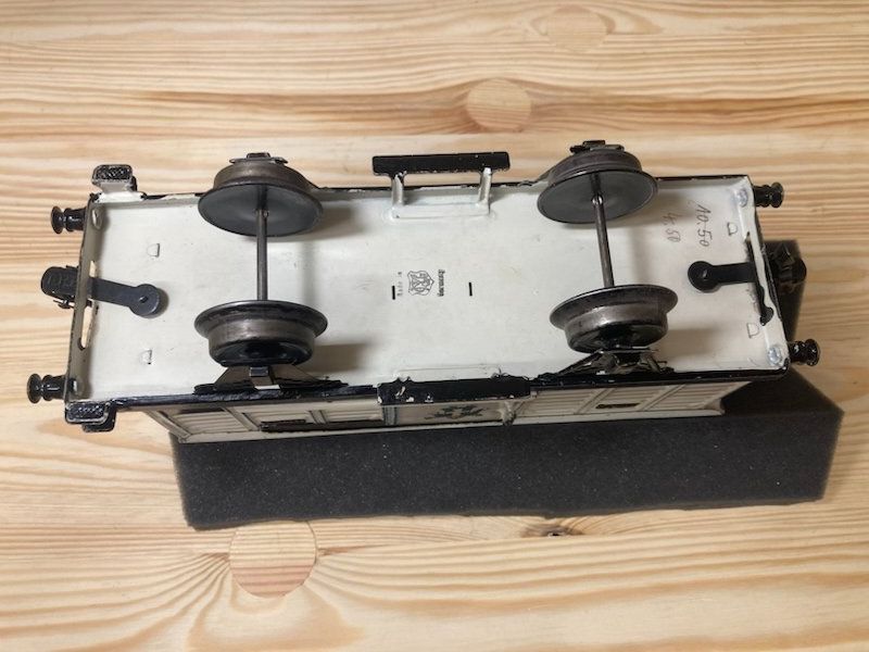 Märklin Modellini di ferrovie: Märklin Spur 1 Güterwagen handbemalt mit segnendem Mönch – Usato da Büsserach venduto da ModellbahnDepot 6