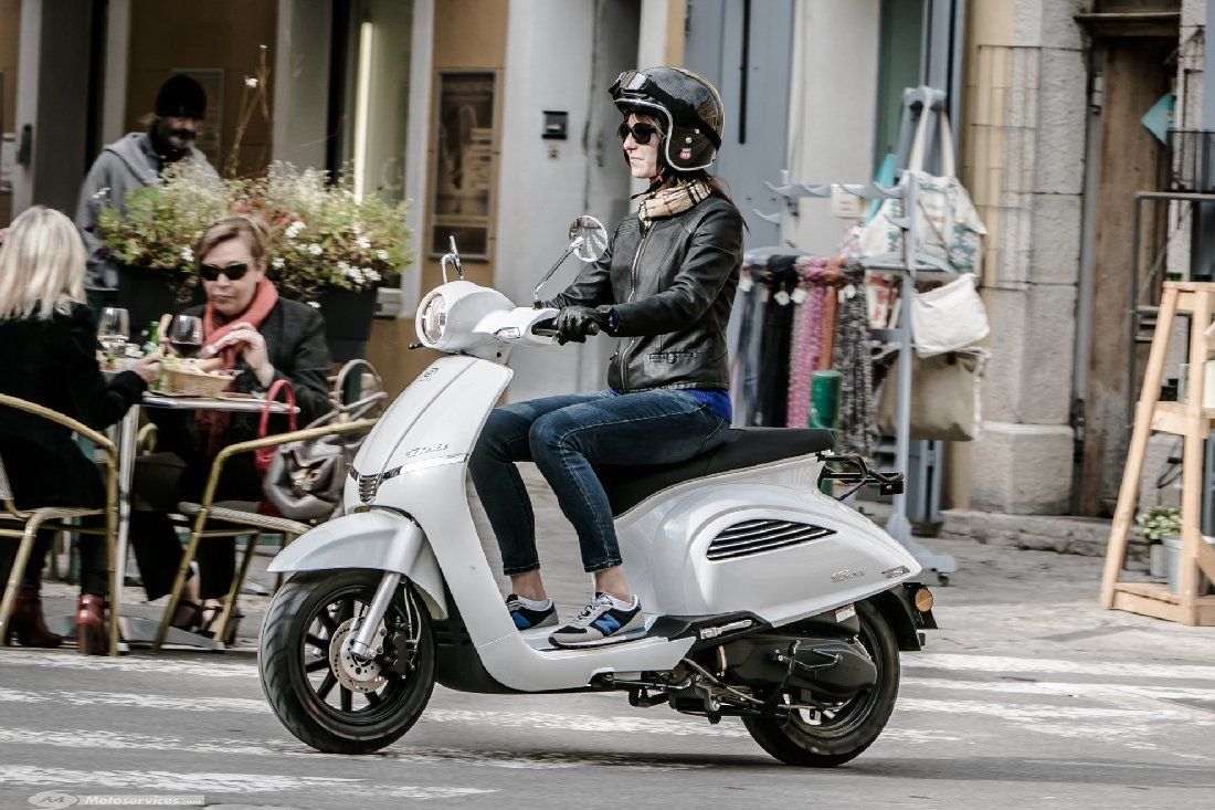 Daelim Scooter: 125er Vorführroller Besbi Automat – Usato da Seewen SO venduto da Swiss-moto-bike 2