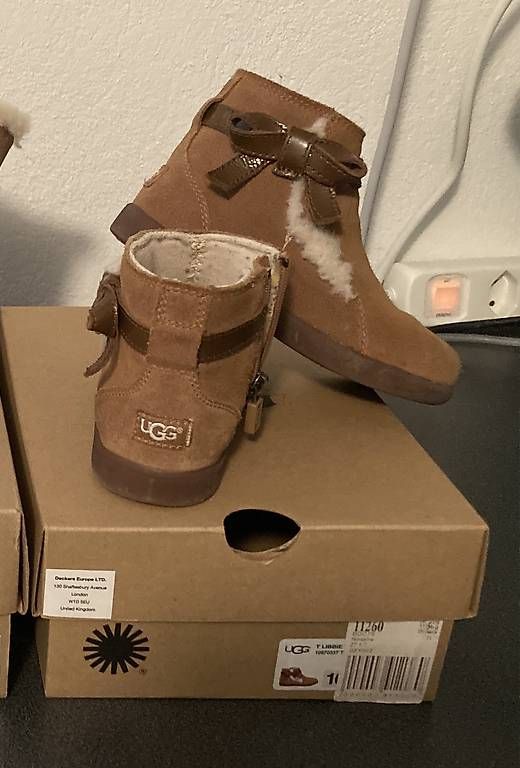 Scarpe per ragazzi: Chaussures hivers UGG enfant 27,5 – Usato da Echallens venduto da warnioc