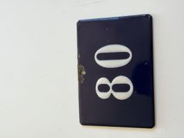 Emailleschild Hausnummer 80 blau weiss gebraucht(2S7)