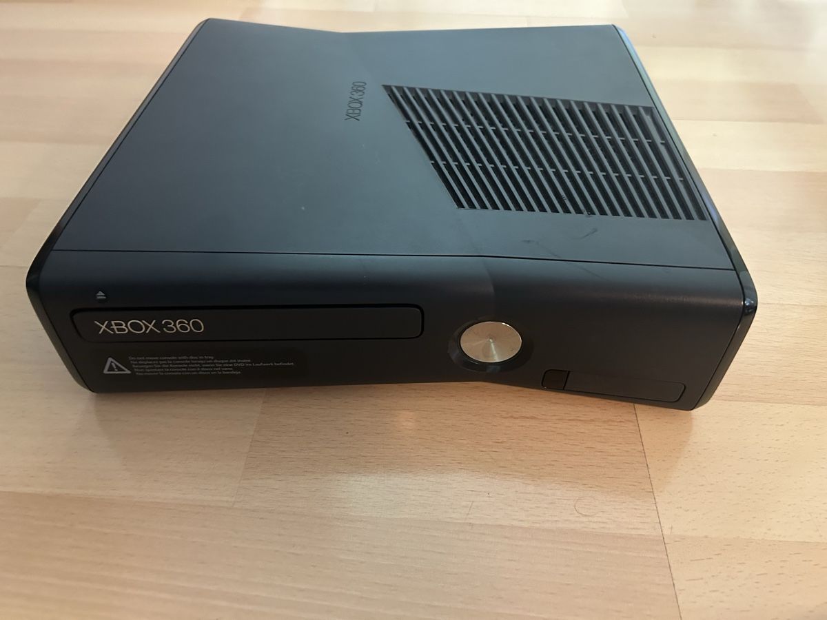 Microsoft Consoles: Microsoft Xbox 360, 2 Controller, 21 Giochi, Kinect – D'occasion à Cugnasco par Sim_2002 1