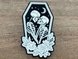 Pin Gothic Skelett Kuss  Halloween