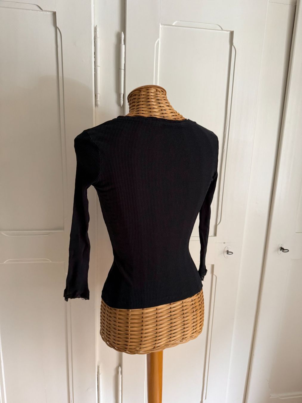T-shirt: FISHBONE - Langarmshirt schwarz m. Spitze XS – Usato da Zürich venduto da Diazaio 2
