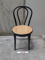 Schwarzer Thonet Stuhl mit Wiener Geflecht, Designklassiker