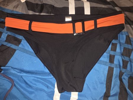 Schwarze Bikinihose mit orangefarbenem Gürtel, Grösse 40