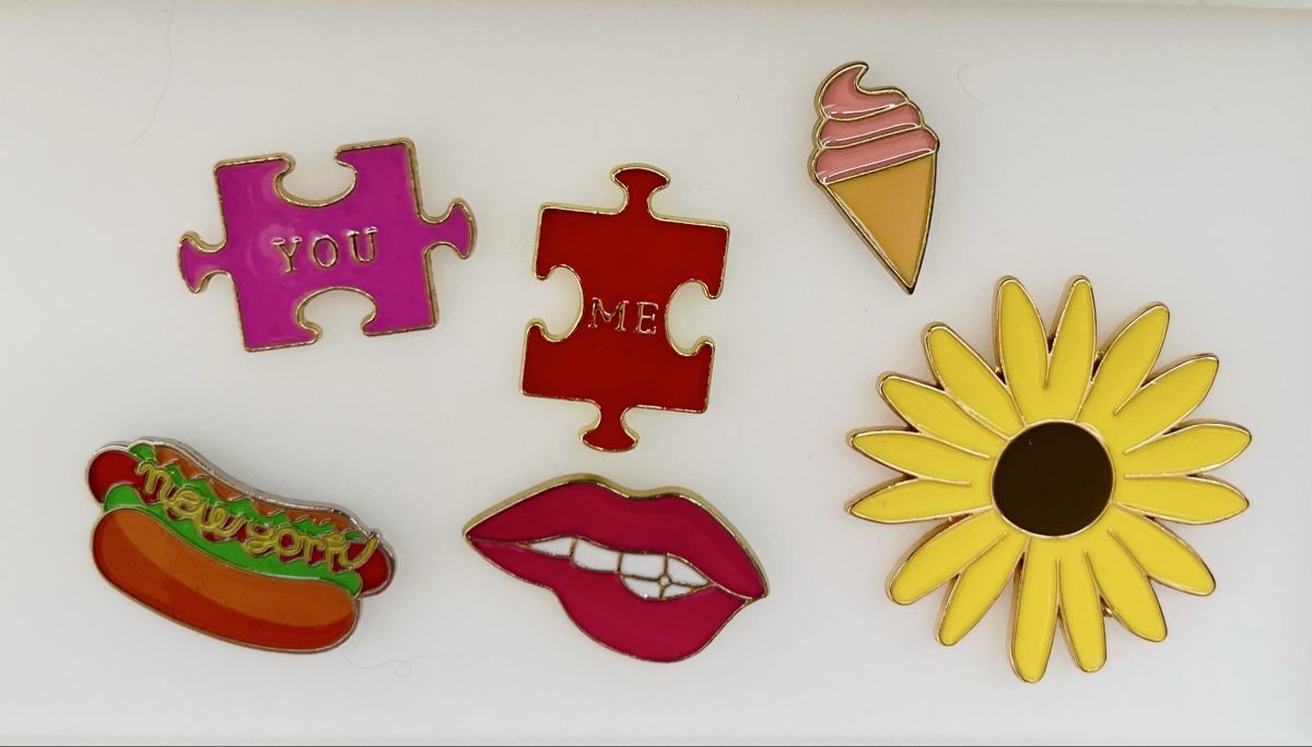 Placchette & Badge: 6 Pins – Usato da Oberrieden venduto da naanuu