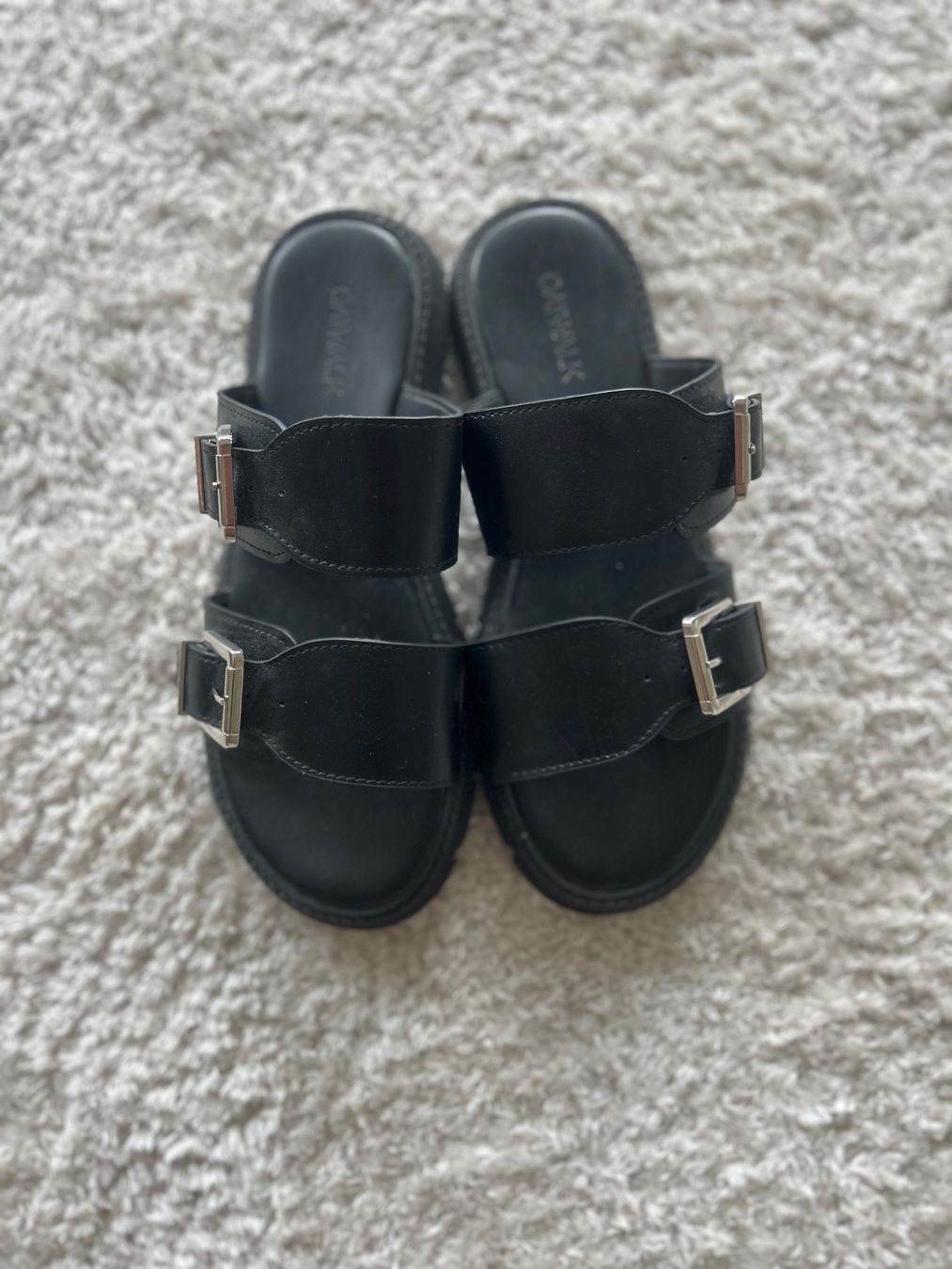 Damenschuhe: Une paire de sandales – Gebraucht aus Courrendlin von loko2910