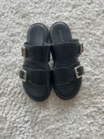 Une paire de sandales