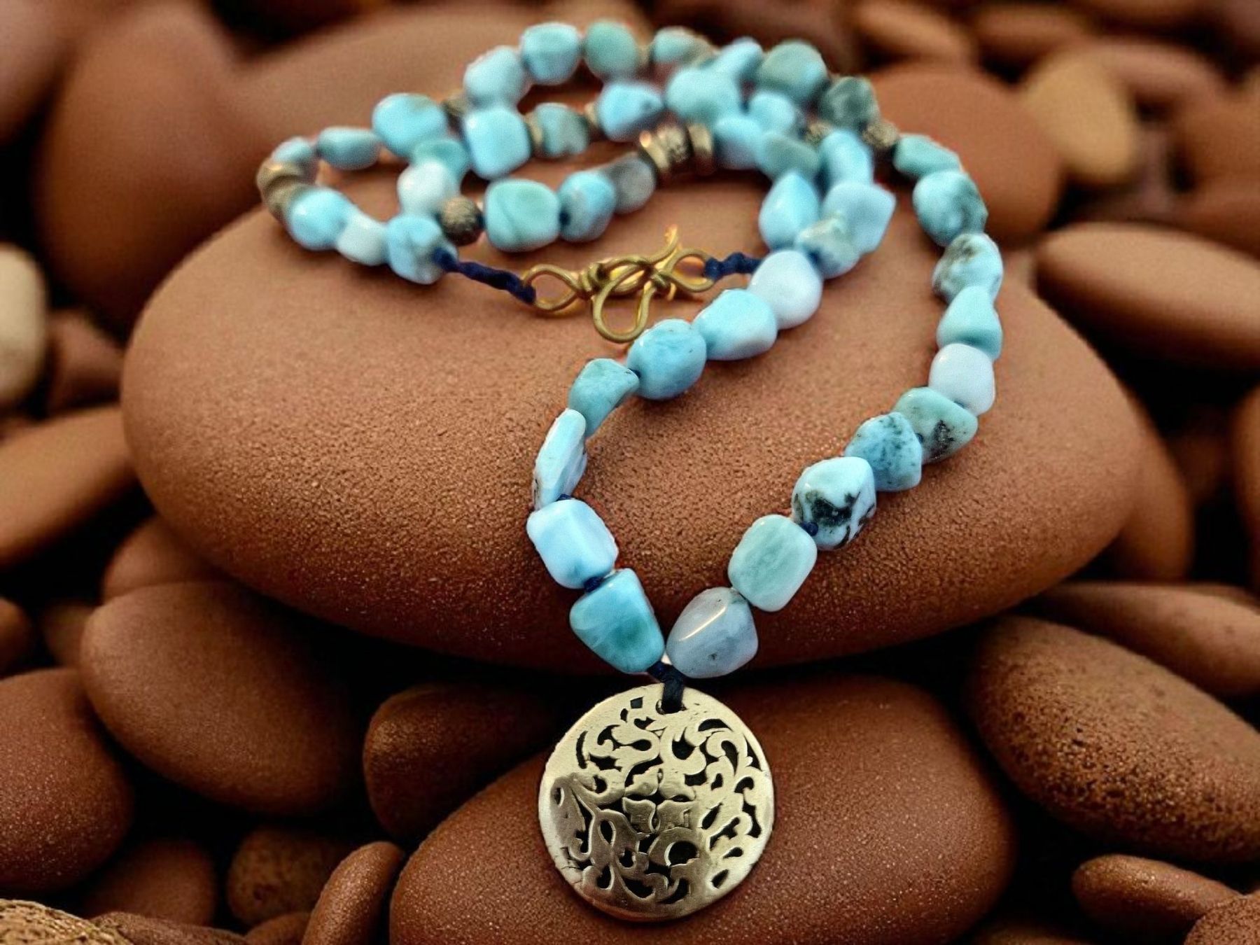 Catenine: Kette Larimar, geknöpft, mit handgemachten Bronze-Elementen – Nuovo e nell'imballaggio originale da Aarau venduto da Schmuckhoehle_MD 4