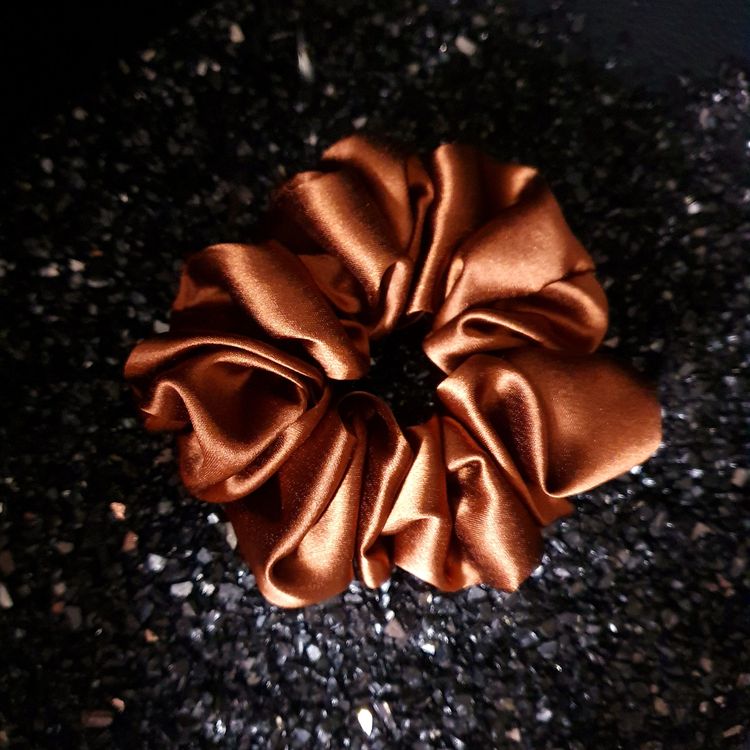 Boho-Satin-Haarschleife – Elegantes Scrunchy Aus Seidensatin, Elastisch & Vielseitig – Braun