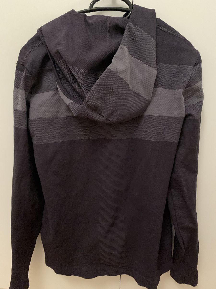 Giacche: Asics Zip Hoodie – Usato da Unterägeri venduto da Globi8634 1