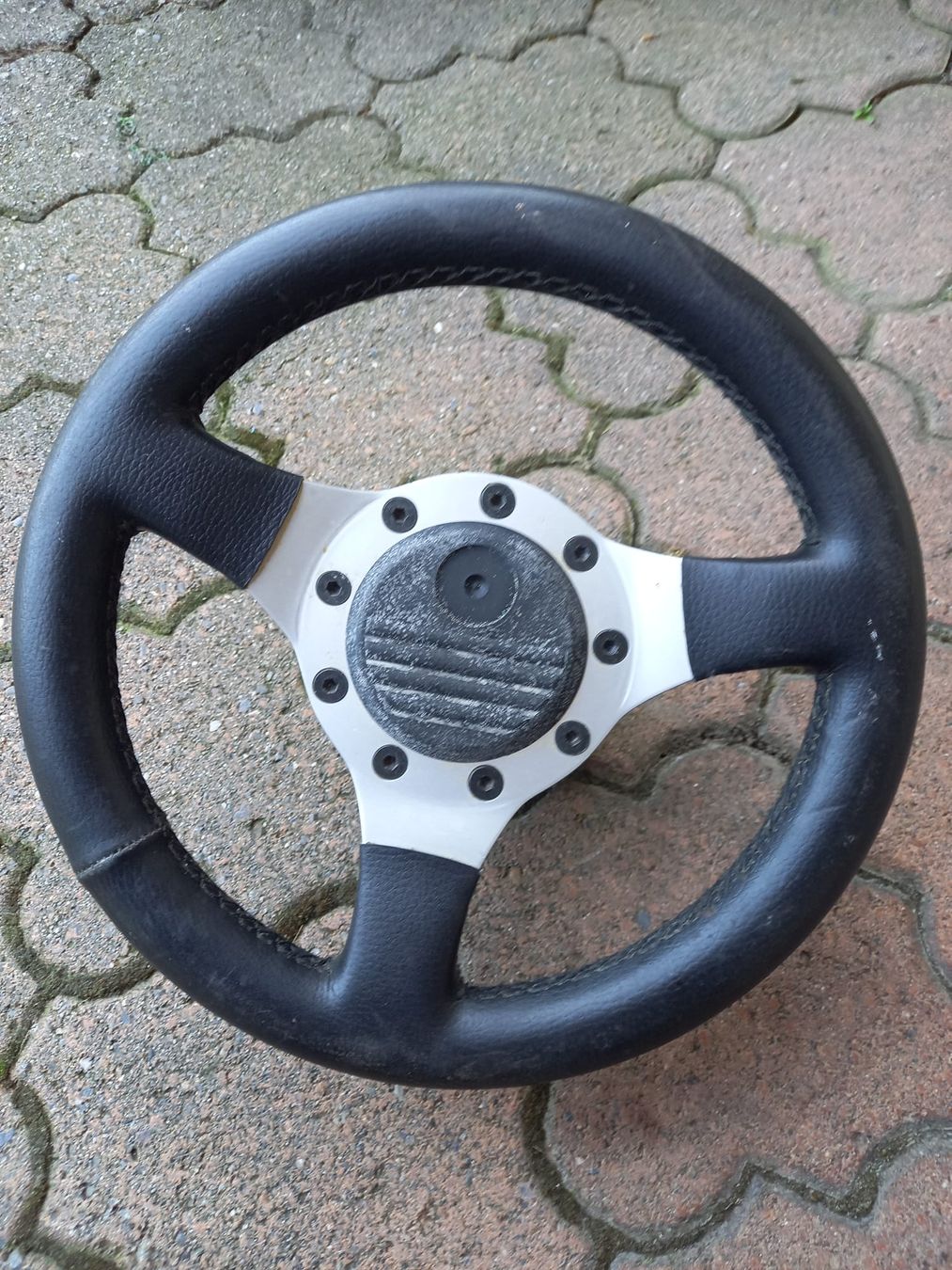 Tutti pezzi di ricambio auto: Sportlenkrad 30cm mit Nabe – Usato da Stans venduto da thomin8989