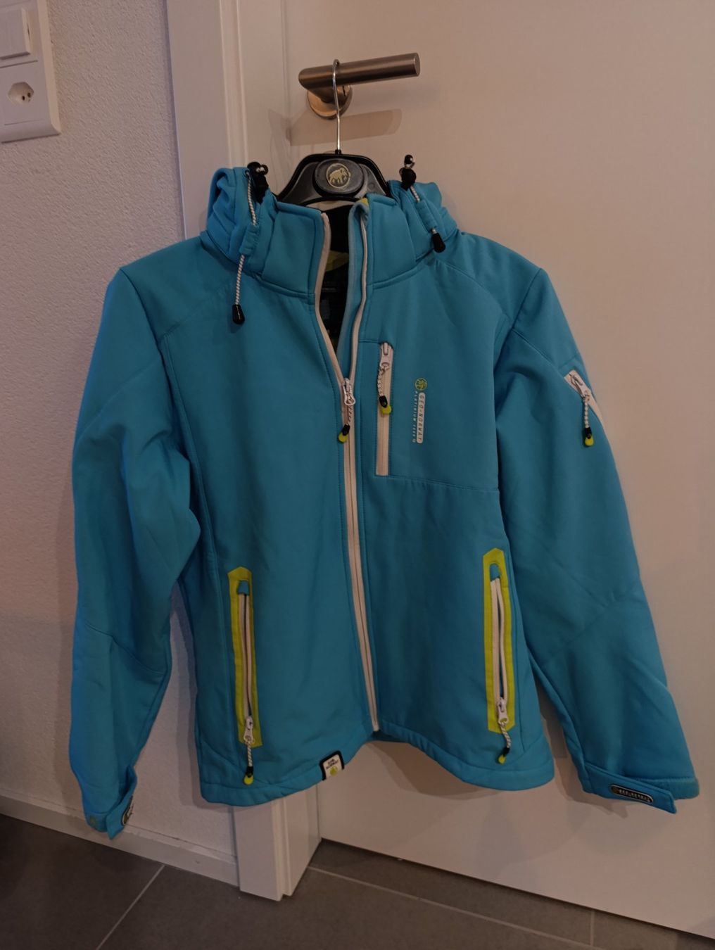 Jacken: Veste de ski – Neu (gemäss Beschreibung) aus Fribourg von del_hp6t
