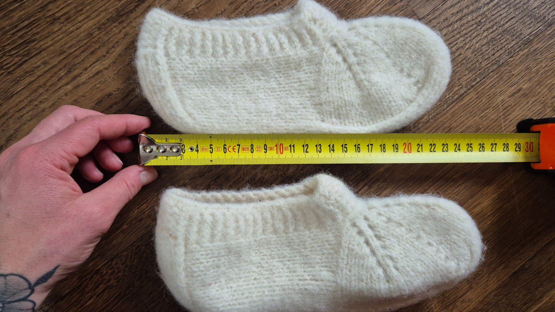 Scarpe da donna: Handknitted wool houseshoes New – Nuovo (secondo la descrizione) da Zürich venduto da monadiederich