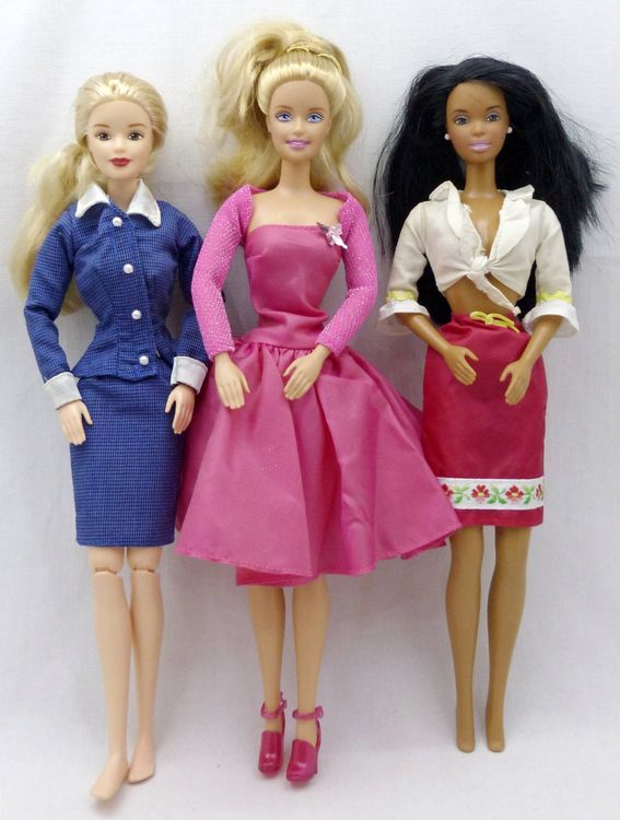 BARBIE SET OF 3 IN AUTHENTIC BARBIE OUTFITS MATTEL (Gebraucht) in ...
