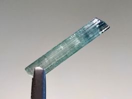 seltener Indigolith roh Kristall, blauer Turmalin 4.5 Karat